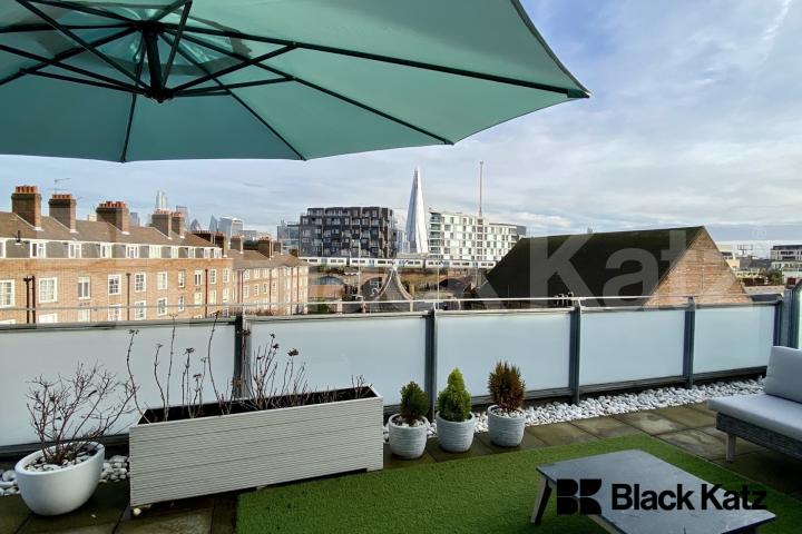 Decorated to the highest of standards, stunning two bedroomed Penthouse  Sharpley Court Pocock Street, Southwark / London Bridge  
